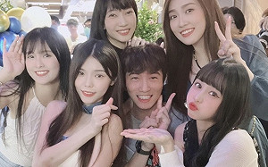 咪咪蛋被美女包圍！網羨慕：不愧是圖奇皇帝