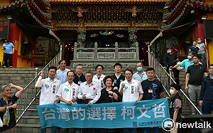 柯文哲宣布參選總統後南部起手式 高雄玉皇宮參拜點光明燈