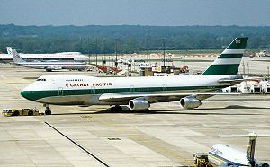 (影) 不會說英文 就不配有毛毯！國泰空服員涉歧視 公司這樣回應.....