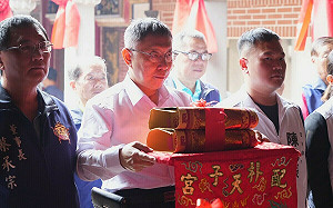 藍綠都曾與im.B詐騙嫌疑人合影 柯：選舉費用太高 讓財團、黑道有機可趁