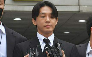 劉亞仁雙手「上銬」被帶上囚車！臉色凝重認：後悔吸毒