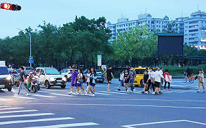 友善行人 嘉市增設行人專用時相及行人綠燈早開路口