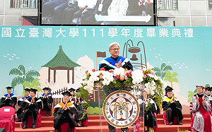 今年的畢業生正站在 AI 的起跑線! 黃仁勳出席台大畢典鼓勵學生追逐目標 