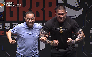 侯友宜「蟹式」姿勢同台館長比健美 ! 館長表態藍白皆挺 : 讓兩人做君子之爭 