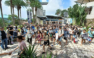 花襯衫、藍白拖搶當造浪者 馬拉灣迎接今夏第一浪