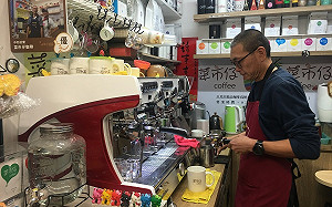 夫妻檔退職轉戰菜市場 用生命熱情煮出人情味咖啡