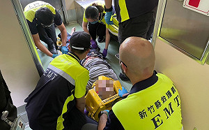 男子侵入鐵軌遭擦撞受傷  火車變救護車運送傷者