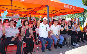 訪金門同台郭台銘？柯文哲穿藍白裝引聯想：團結一切力量 