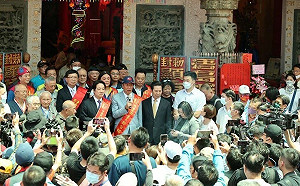 同台賴清德談笑風生 郭台銘當面遞上「和平宣言」