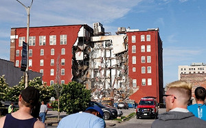 美愛荷華州公寓樓塌事故仍有5人下落不明 建築隨時坍塌無法搜救