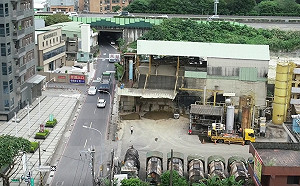 新北市依法拆除違章瀝青廠 提升交通品質