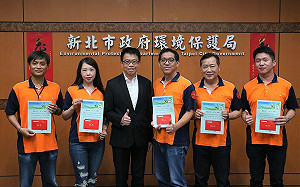 新北環保局表揚拾金不昧之清潔隊員及各區隊