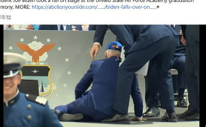 80歲拜登又摔！講台上被沙包絆到仆街 白宮稱沒事