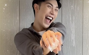 小吳挑戰「花朵舞」表情超浮誇！網笑：用臉在跳舞？