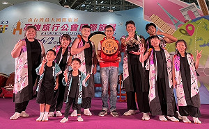 台日友好粽鼓傳情！  高雄國際旅展吃粽「好事花生」拿住宿券