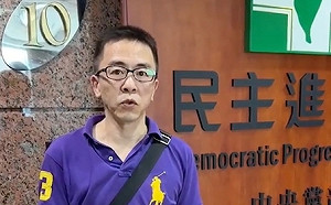 (影)不忘向民進黨招牌鞠躬！林男固遭控性騷打包走人 自訴「被迫離開」