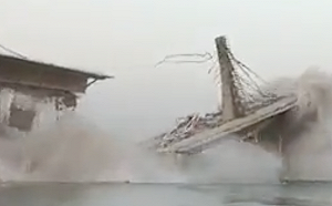 （影）豆腐渣工程！印度百億大橋14個月內二度坍塌 橋體斷裂瞬間曝光