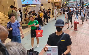 （影）行動悼六四！「5月35日」日曆、「良知」卡、穿印詩衣 都被抓 