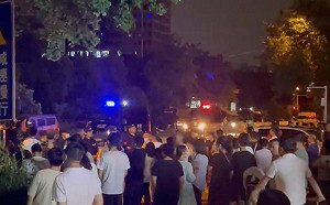 (影) 「六四」夜晚武漢不安寧 家長為子女權益走上街頭