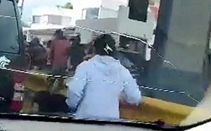 連牆都懶得爬! 數百非法移民直衝美墨邊境大橋 還撞倒墨西哥邊防人員