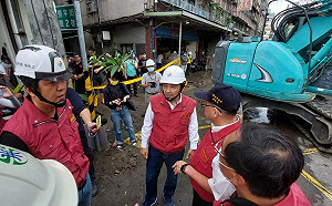 新莊瓊林路自來水管爆裂電線桿倒塌 侯友宜指揮市府團隊立即處理化解危機