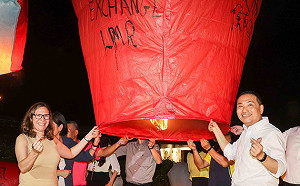 侯友宜與羅森柏格放天燈祈願和平  續推台美合作