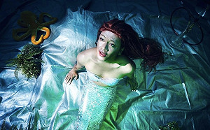 喬瑟夫化身「真人版小美人魚」！網笑：海洋污染真的很嚴重