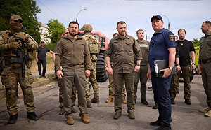 (影)親赴災區！水壩遭炸潰堤淹沒600平方公里 澤連斯基抵赫爾松督導救災