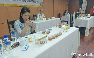 台中國產龍眼蜂蜜評鑑出爐 33位得獎蜂農獲冠名「台中蜂華」