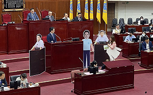 籲節能減碳 議員議場幫蔣萬安人型立牌換上短袖襯衫 