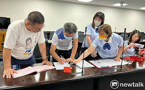 蔡育輝：禮尚往來遭汙名化  價值23萬禮品全數公開退回