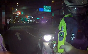 汽車詭異逆向　蘆洲警攔查逮泥醉男