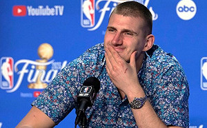 Brown投後撤步三分　Jokic這樣反應