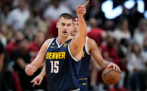 Adebayo拉歪籃框　Jokic幫忙維修