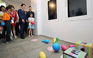 只有綠色保齡球瓶「屹立不搖」？賴清德忍不住也笑了