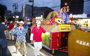 傳統工藝變裝秀 藝閣踩街八塊厝熱鬧登場