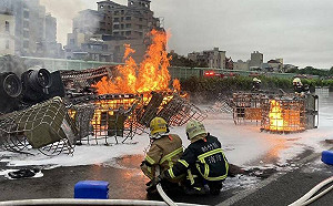 國一北上90.2Ｋ大貨車清晨翻覆起火 全線一度封閉、平面道路受影響 