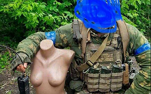 (影) 欺敵＋洩慾? 俄軍壕溝竟然出現這個！ 部隊早開溜 陣地都沒人