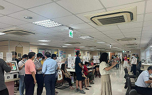 疫後出國人數大增 嘉頌重奏團為排隊民眾演奏舒壓