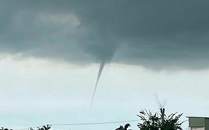 空中版龍捲風！鄭明典曬「漏斗雲」美照 網驚：比颱風還可怕