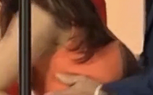 脫序行徑再＋1  拜登擁抱女星疑手貼胸部下緣 演講脫口「天佑女王」現場傻眼