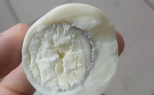 水煮蛋咬一口驚見白蛋黃！真實口感曝光