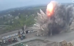 (影) 衝鋒自殺隊! 俄繳獲烏裝甲車 塞炸彈與3.5噸TNT 反向衝入烏軍陣地引爆