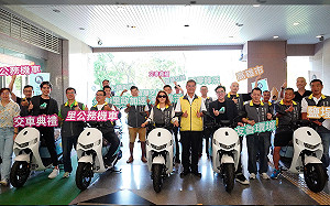 高市11區里長拼淨零碳排 帶頭騎電動機車為民服務