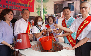 屏東烏龍百年古井端午開井取水  民眾排隊汲取午時水祈福