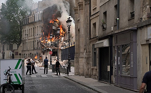 (影) 巴黎氣爆大火至少37傷 動用嗅探犬搶救受困民眾