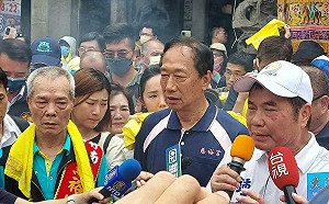 鴨子划水？！苗栗竹南中港慈裕宮「祭江洗港」 郭台銘再合體鍾東錦