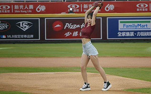 Lotte女孩與樂天女孩互尬！李多慧開球