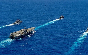 （影）中美海上交鋒! 轟6低空「驅離」雷根號航母？網嘲：把艦載機都當擺設嗎