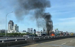 台74線快速道路火燒車  駕駛乘客燒燙傷送醫